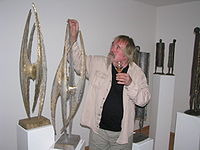 Richard Agreiter entdeckt in der MiPArt den Klang seiner Seriellen Skulptur KRAFT.
